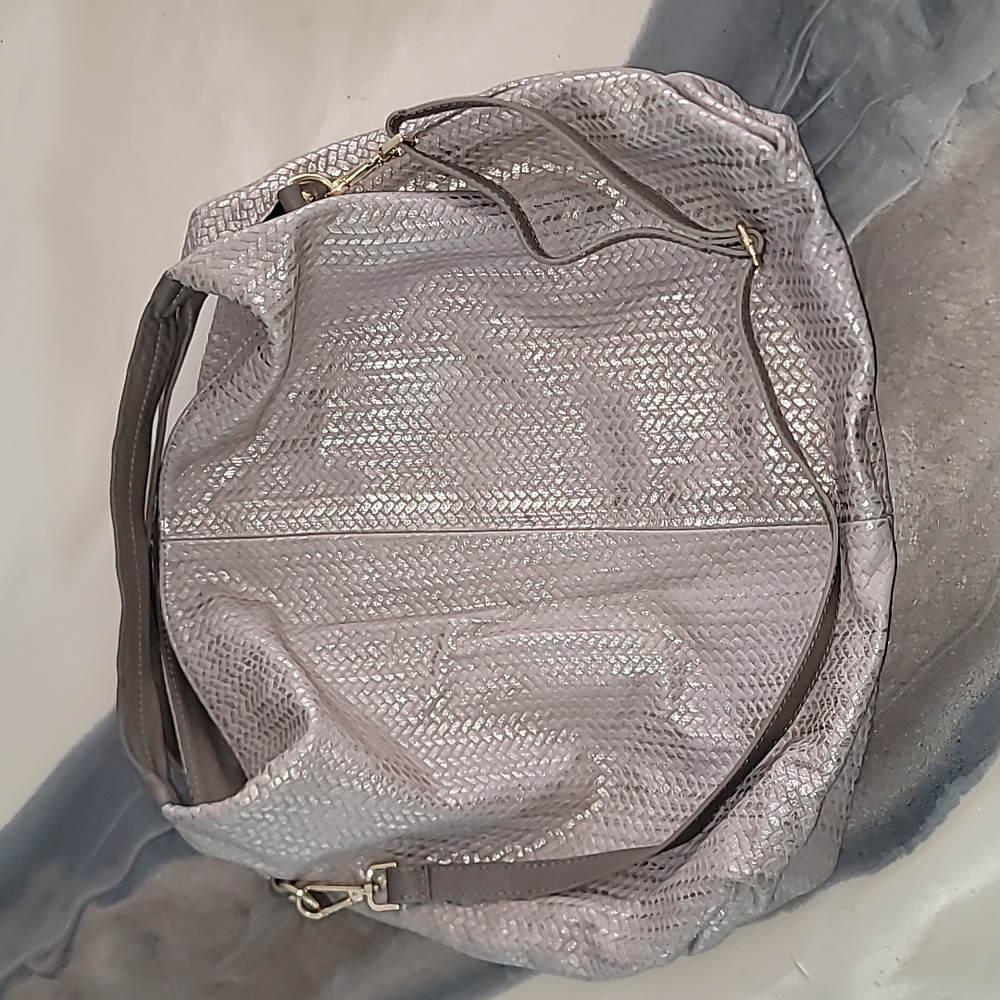 Laura Di Maggio taupe and gold iridescent leather woven handbag with cross strap